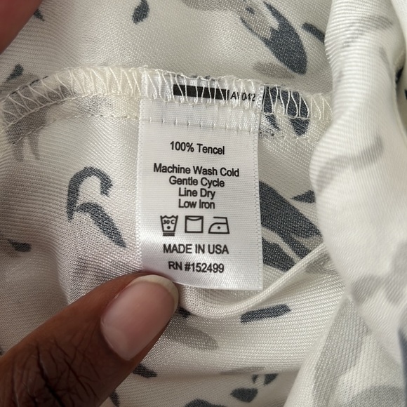 Amour Vert Top Size Small in Cream and Navy 100% Tencel - Picture 5 of 5